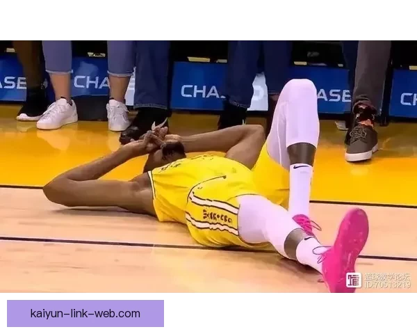 愿无大碍古德温倒地拼抢受压伤退场返回更衣室接受紧急治疗情况引关注